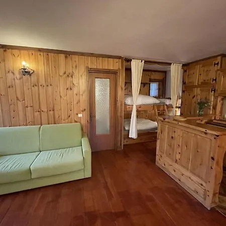 Im Skigebiet Auf Autofreier Alm Zwischen Den Hochsten Bergen Der Alpen. *