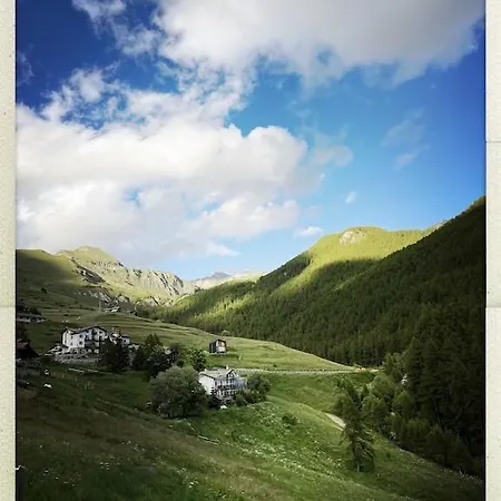 Im Skigebiet Auf Autofreier Alm Zwischen Den Hochsten Bergen Der Alpen. Lägenhet