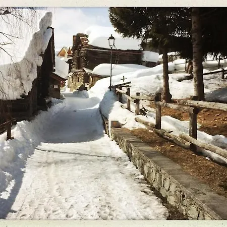 Im Skigebiet Auf Autofreier Alm Zwischen Den Hochsten Bergen Der Alpen. * Chamois