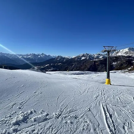 Im Skigebiet Auf Autofreier Alm Zwischen Den Hochsten Bergen Der Alpen.