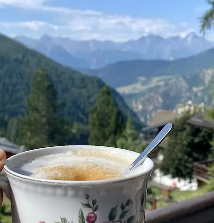 Im Skigebiet Auf Autofreier Alm Zwischen Den Hochsten Bergen Der Alpen. *