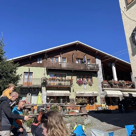 Daire Im Skigebiet Auf Autofreier Alm Zwischen Den Hochsten Bergen Der Alpen. Chamois