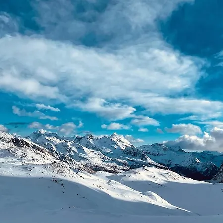 Im Skigebiet Auf Autofreier Alm Zwischen Den Hochsten Bergen Der Alpen. Daire Chamois